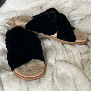 FORTE_FORTE
Velvet Slides
Size: 8